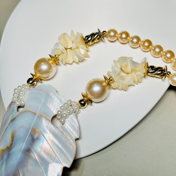 Vintage Beautiful Mother of Pearl Carved Leaf pendant necklace - Picture 10 of 16